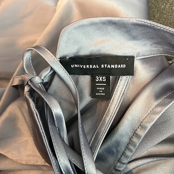 Universal Standard Glossy Halter Top in Gray Satin Size 3XS/2-4 - Picture 9 of 10